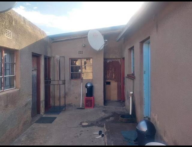 10 BEDROOM HOUSE FOR SALE IN TEMBISA CENTRAL